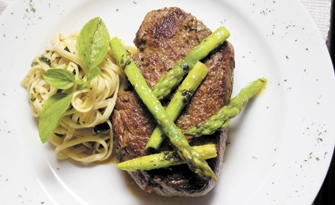 O Azul Culinária serve pratos como o de massas acompanhado por filé e aspargo